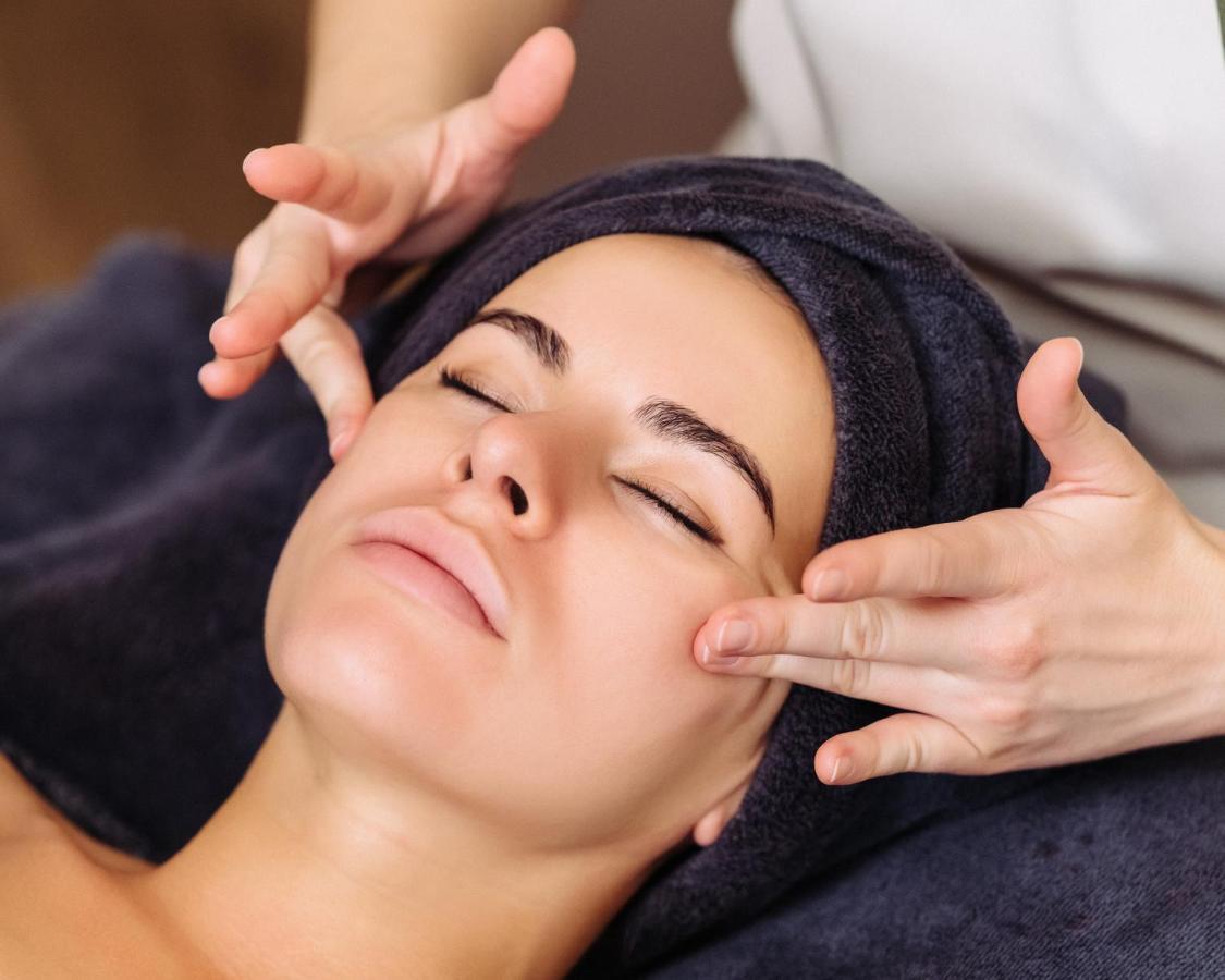Hotel Address Istanbul Exterior foto A woman receiving a facial massage