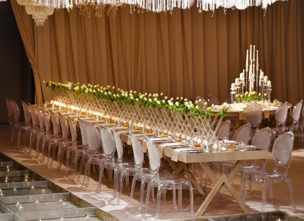 Hotel Address Istanbul Exterior foto A long table with chairs