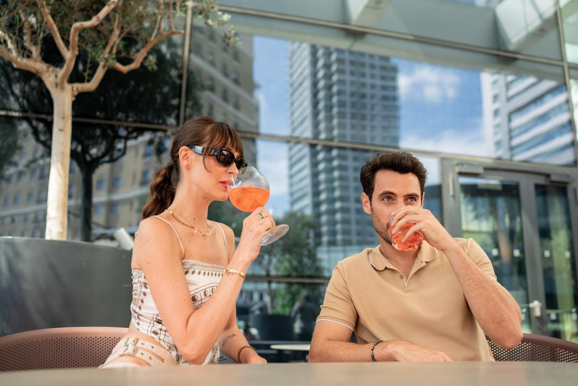 Hotel Address Istanbul Exterior foto A couple drinking Aperol Spritz